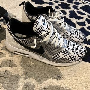 Nike black and white size 12 tennis shoes